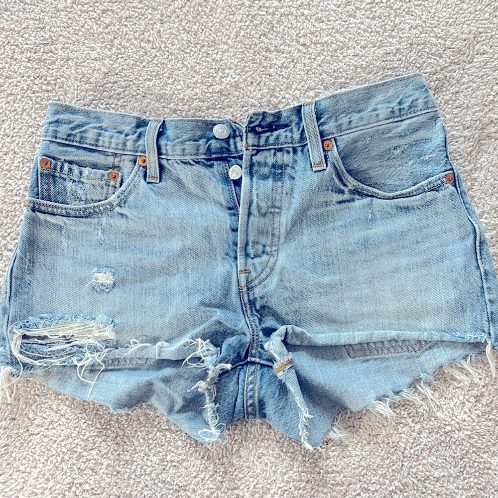 Levi’s 501 short shorts size 4 distressed style